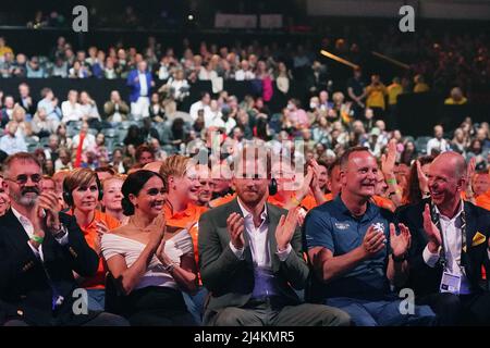 Der Herzog und die Herzogin von Sussex beobachten die Eröffnungszeremonie der Invictus Games im Zuiderpark in Den Haag, Niederlande. Bilddatum: Samstag, 16. April 2022. Stockfoto