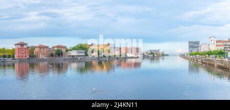 Ravenna, Italien, 31. August 2021: Blick auf einen Kanal in der italienischen Stadt Ravenna Stockfoto