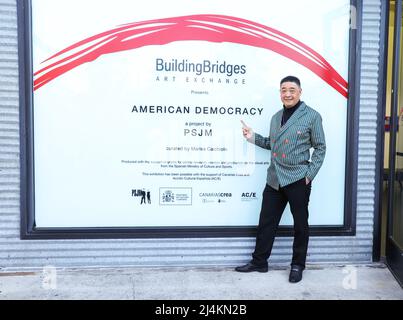 Santa Monica, Kalifornien, USA. 14.. April 2022. TV-Moderator Joey Zhou, der an der Eröffnung der PSJM-Kunstausstellung „American Democracy“ im Building Bridges Art Exchange im Bergamot Art Center in Santa Monica, Kalifornien, teilnahm. Die Kunstausstellung zeigte 59 Gemälde, die jeweils das Wahljahr eines US-Präsidenten und die historischen Ergebnisse jeder politischen Partei (rot = Republikaner, blau = Demokraten usw.) in einem geometrischen Format darstellen. Kredit: Sheri Determan Stockfoto