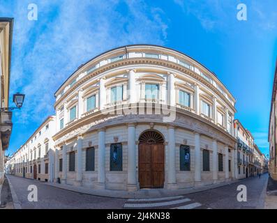 Vicenza, Italien, 29. August 2021: Bibliothek in der Altstadt von Vicenza in Italien Stockfoto