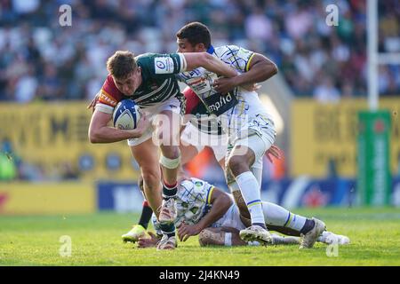 Freddie Steward von Leicester Tigers (links) wird von Wesley Fofana von Clermont während der Heineken Champions Cup-Runde im Mattioli Woods Welford Road Stadium, Leicester, im zweiten Beinspiel des Jahres 16 angegangen. Bilddatum: Samstag, 16. April 2022. Stockfoto