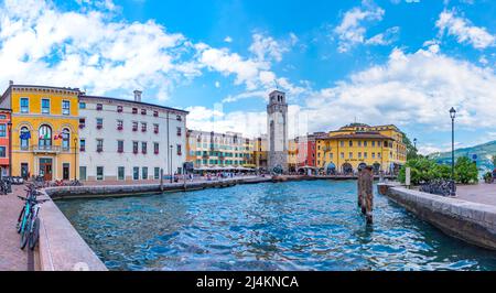 Riva del Garda, Italien, 27. August 2021: Seepromenade in Riva del Garda in Italien Stockfoto