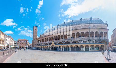 Padua, Italien, 30. August 2021: Piazza delle Erbe in der italienischen Stadt Padua Stockfoto