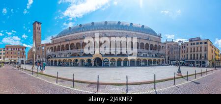 Padua, Italien, 30. August 2021: Piazza delle Erbe in der italienischen Stadt Padua Stockfoto