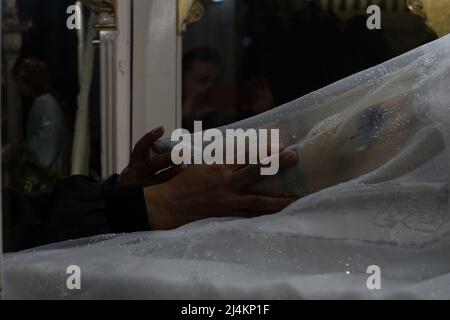 Einheimische aus Pasto, Narino - Kolumbien werden mit religiösen Symbolen auf den Straßen gesehen, um an die Verkrustungen Jesu am 15. April 2022 zu erinnern. Foto: Camilo Erasso/Long Visual Press Stockfoto