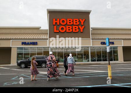 Selinsgrove, Usa. 14. April 2022. Vor einem Kunsthandwerksladen der Hobby-Lobby in der Susquehanna Vally Mall können Sie Shopper beobachten. (Foto von Paul Weaver/SOPA Images/Sipa USA) Quelle: SIPA USA/Alamy Live News Stockfoto