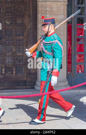 Citta di San Marino, San Marino, 2. September 2021: Wachwechsel im historischen Zentrum von San Marino. Stockfoto