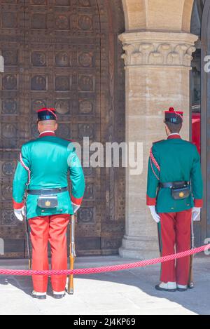 Citta di San Marino, San Marino, 2. September 2021: Wachwechsel im historischen Zentrum von San Marino. Stockfoto