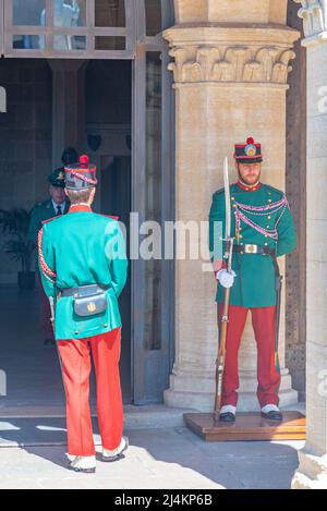 Citta di San Marino, San Marino, 2. September 2021: Wachwechsel im historischen Zentrum von San Marino. Stockfoto