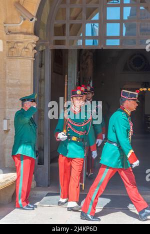 Citta di San Marino, San Marino, 2. September 2021: Wachwechsel im historischen Zentrum von San Marino. Stockfoto