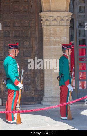 Citta di San Marino, San Marino, 2. September 2021: Wachwechsel im historischen Zentrum von San Marino. Stockfoto