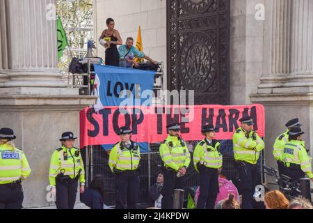 London, Großbritannien. 16.. April 2022. Unter dem Marble Arch wurde ein Soundsystem eingerichtet. Die Demonstranten des Extinction Rebellion blockierten Marble Arch mit einer Limousine. Mehrere Aktivisten befestigten sich an dem Fahrzeug, während Hunderte von Demonstranten auf der Straße saßen. Die Demonstranten fordern, dass die Regierung gegen die Klima- und Umweltkrise handelt. Kredit: Vuk Valcic/Alamy Live Nachrichten Stockfoto