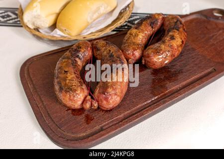 Holzdiele mit Wurst criollo argentinischen Gericht Stockfoto