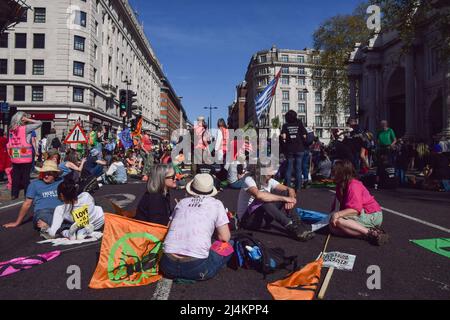 London, Großbritannien. 16.. April 2022. Die Demonstranten des Extinction Rebellion blockierten Marble Arch mit einer Limousine. Mehrere Aktivisten befestigten sich an dem Fahrzeug, während Hunderte von Demonstranten auf der Straße saßen. Die Demonstranten fordern, dass die Regierung gegen die Klima- und Umweltkrise handelt. Kredit: Vuk Valcic/Alamy Live Nachrichten Stockfoto