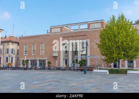 Ravenna, Italien, 1. September 2021: Kennedy-Platz in der italienischen Stadt Ravenna. Stockfoto