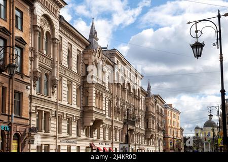 Sankt-Petersburg, Russland - 09. April 2022: Fassade des profitablen Hauses von TUPIKOV auf der Pestelja-Straße. Schönes Haus mit vielen Details und Dekor Stockfoto