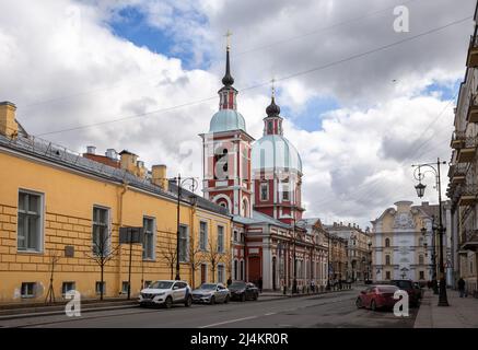 St. Petersburg, Russland - 09. April 2022: Pestel Straße und Kirche von Panteleimon der Heiler Stockfoto