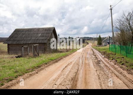 Russisches Dorf im Frühling, schmutzige Landstraße Stockfoto