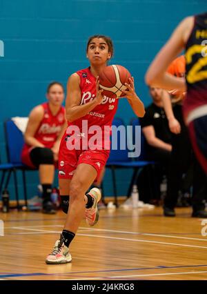 Cardiff, Wales, 16. April 2022, Brooklyn McAlear (Leicester)scheint während der Cardiff Archers gegen Leicester Riders WBBL zu schießen, Credit:, Graham Glendinning,/ Alamy Live News Final Score: 58-88 Credit: Graham Glendinning / GlennSports/Alamy Live News Stockfoto