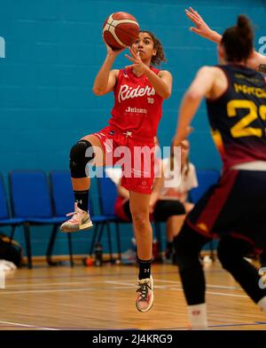 Cardiff, Wales, 16. April 2022, Brooklyn McAlear (Leicester)scheint während der Cardiff Archers gegen Leicester Riders WBBL zu schießen, Credit:, Graham Glendinning,/ Alamy Live News Final Score: 58-88 Credit: Graham Glendinning / GlennSports/Alamy Live News Stockfoto