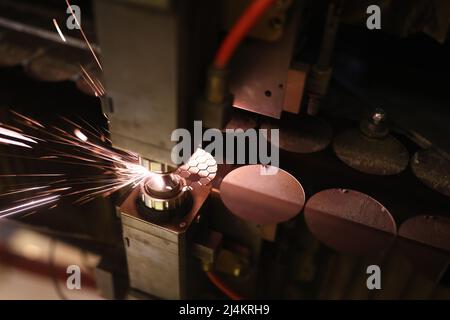 Metallkonstruktionen mit Feuerflammen in der Nähe Stockfoto