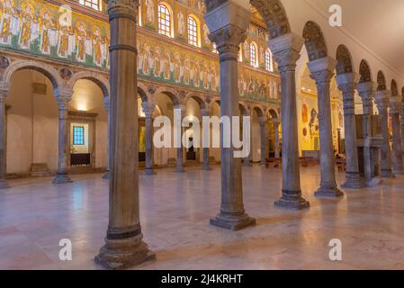 Ravenna, Italien, 31. August 2021: Innenraum der Basilica di Sant'Apollinare Nuovo in der italienischen Stadt Ravenna. Stockfoto