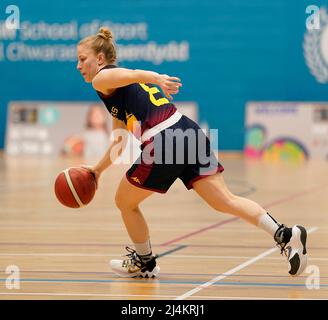 Cardiff, Wales, 16. April 2022, Sara Jorgensen (Bogenschützen) fährt Ball während Cardiff Archers gegen Leicester Riders WBBL, Credit:, Graham Glendinning,/ Alamy Live News Final Score: 58-88 Credit: Graham Glendinning / GlennSports/Alamy Live News Stockfoto