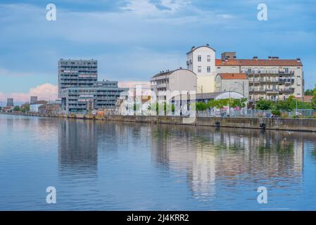 Ravenna, Italien, 31. August 2021: Blick auf einen Kanal in der italienischen Stadt Ravenna. Stockfoto