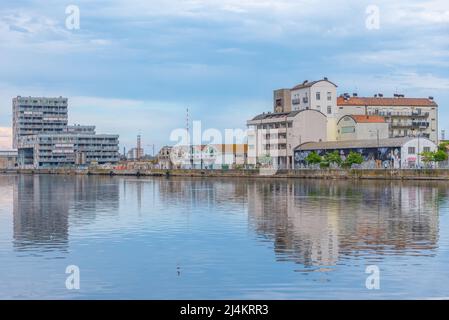 Ravenna, Italien, 31. August 2021: Blick auf einen Kanal in der italienischen Stadt Ravenna. Stockfoto