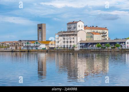 Ravenna, Italien, 31. August 2021: Blick auf einen Kanal in der italienischen Stadt Ravenna. Stockfoto