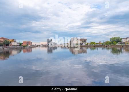 Ravenna, Italien, 31. August 2021: Blick auf einen Kanal in der italienischen Stadt Ravenna. Stockfoto