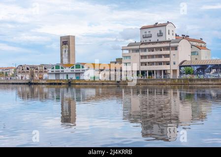 Ravenna, Italien, 31. August 2021: Blick auf einen Kanal in der italienischen Stadt Ravenna. Stockfoto