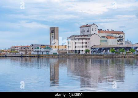 Ravenna, Italien, 31. August 2021: Blick auf einen Kanal in der italienischen Stadt Ravenna. Stockfoto