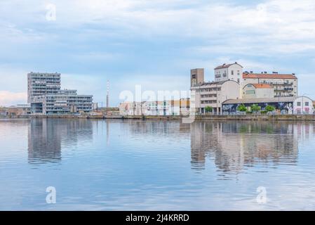 Ravenna, Italien, 31. August 2021: Blick auf einen Kanal in der italienischen Stadt Ravenna. Stockfoto