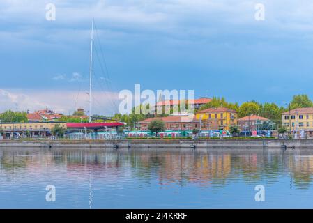 Ravenna, Italien, 31. August 2021: Blick auf einen Kanal in der italienischen Stadt Ravenna. Stockfoto