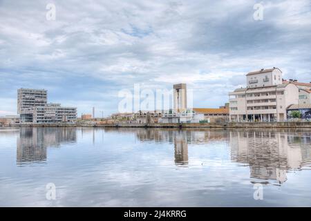 Ravenna, Italien, 31. August 2021: Blick auf einen Kanal in der italienischen Stadt Ravenna. Stockfoto