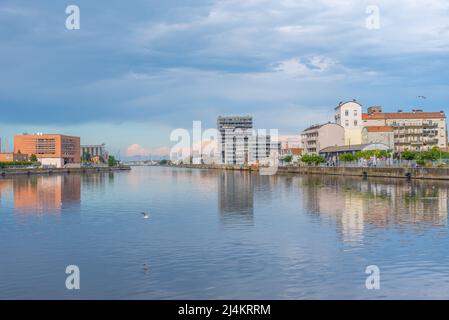 Ravenna, Italien, 31. August 2021: Blick auf einen Kanal in der italienischen Stadt Ravenna. Stockfoto