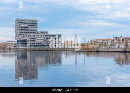 Ravenna, Italien, 31. August 2021: Blick auf einen Kanal in der italienischen Stadt Ravenna. Stockfoto