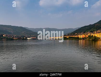 Blick auf den See von Lavasa City in Pune in Indien Stockfoto