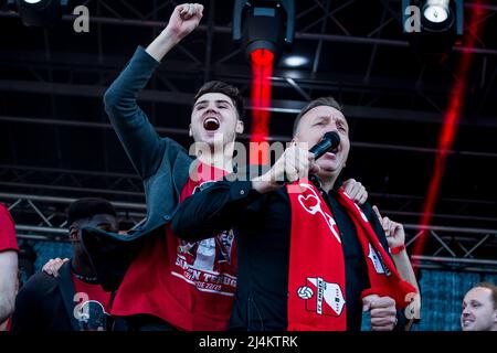 EMMEN - FC Emmen Spieler Jari Vlak, Sänger Jannes auf dem Raadhuisplein, vor der Zeremonie des Teams. Nach einem Jahr kehrt der Fußballverein zur Eredivisie zurück, nachdem er das Spiel gegen den FC Dordrecht mit 0:1 gewonnen hat. ANP COR LASKER Stockfoto