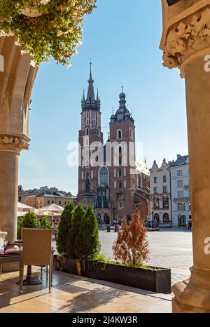 Marienbasilika von der Tuchhalle Sukiennice, dem Hauptplatz, Rynek Glowny, Krakau, Polen Stockfoto