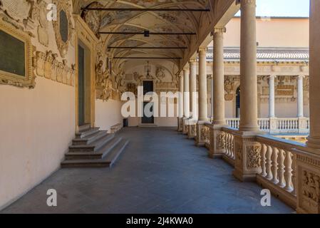 Padua, Italien, 30. August 2021: Arcade der Universität Padua im Palazzo Bo in Italien. Stockfoto