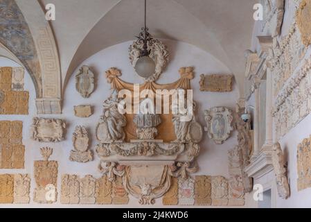 Padua, Italien, 30. August 2021: Arcade der Universität Padua im Palazzo Bo in Italien. Stockfoto