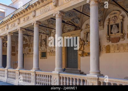 Padua, Italien, 30. August 2021: Arcade der Universität Padua im Palazzo Bo in Italien. Stockfoto