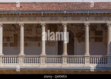 Padua, Italien, 30. August 2021: Arcade der Universität Padua im Palazzo Bo in Italien. Stockfoto