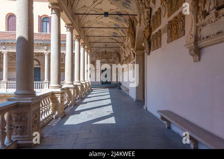 Padua, Italien, 30. August 2021: Arcade der Universität Padua im Palazzo Bo in Italien. Stockfoto