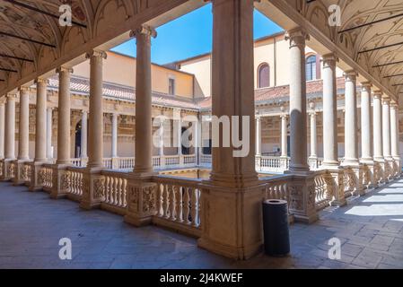 Padua, Italien, 30. August 2021: Arcade der Universität Padua im Palazzo Bo in Italien. Stockfoto