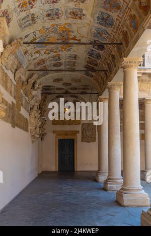 Padua, Italien, 30. August 2021: Arcade der Universität Padua im Palazzo Bo in Italien. Stockfoto