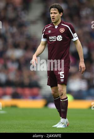 Glasgow, Schottland, 16.. April 2022. Peter Haring of Hearts während des Scottish Cup Spiels im Hampden Park, Glasgow. Bildnachweis sollte lauten: Neil Hanna / Sportimage Kredit: Sportimage/Alamy Live News Stockfoto