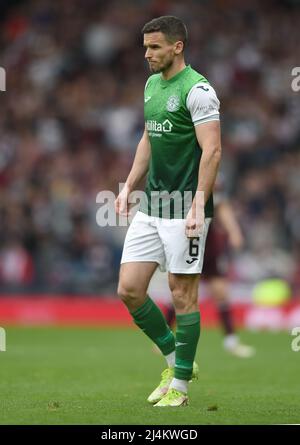 Glasgow, Schottland, 16.. April 2022. Paul McGinn aus Hibernian beim Scottish Cup Spiel im Hampden Park, Glasgow. Bildnachweis sollte lauten: Neil Hanna / Sportimage Kredit: Sportimage/Alamy Live News Stockfoto